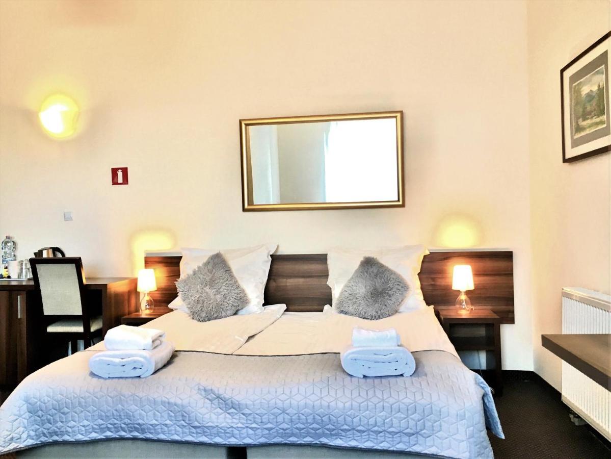 Hotel Pod Jeleniem Sobótka Buitenkant foto